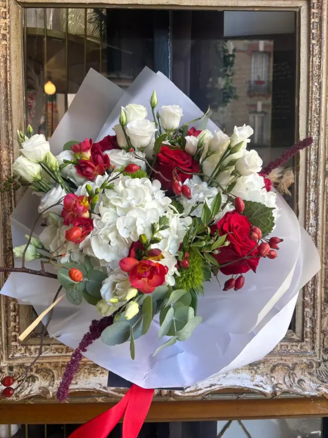 Composition de fleurs blanches et rouges — fleuriste Leïla Fleurs près de Levallois