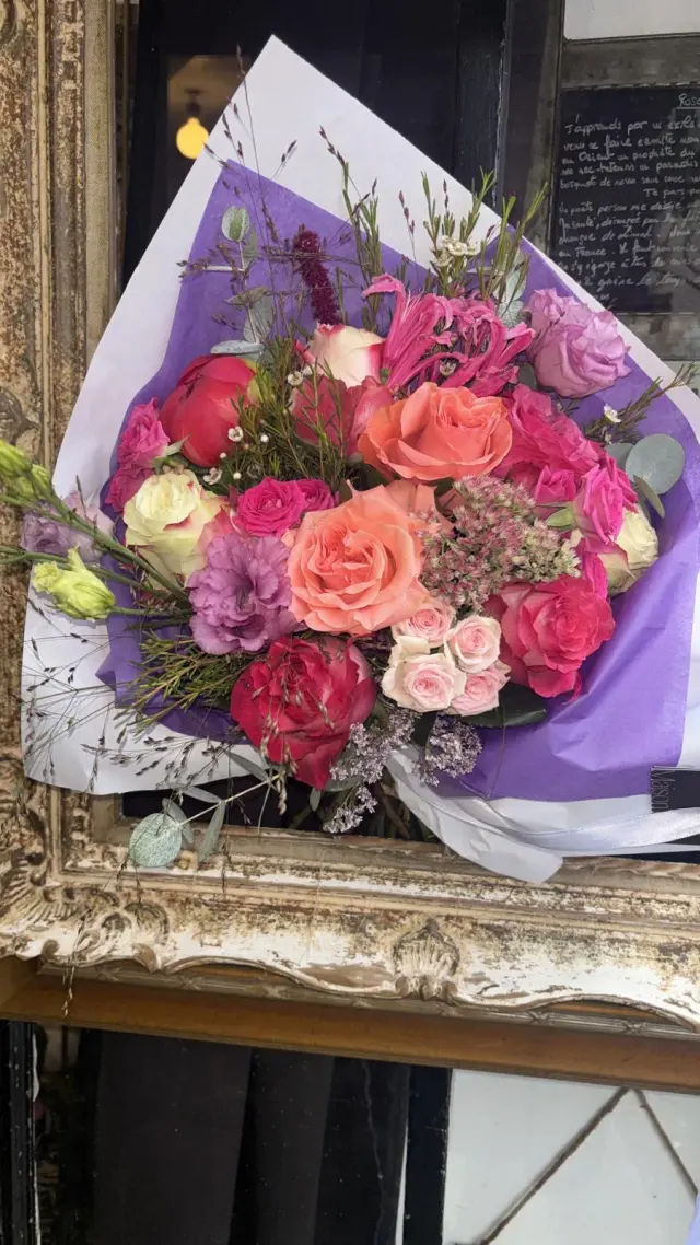 Bouquet de roses aux tons violets composé à la main — Leïla Fleurs