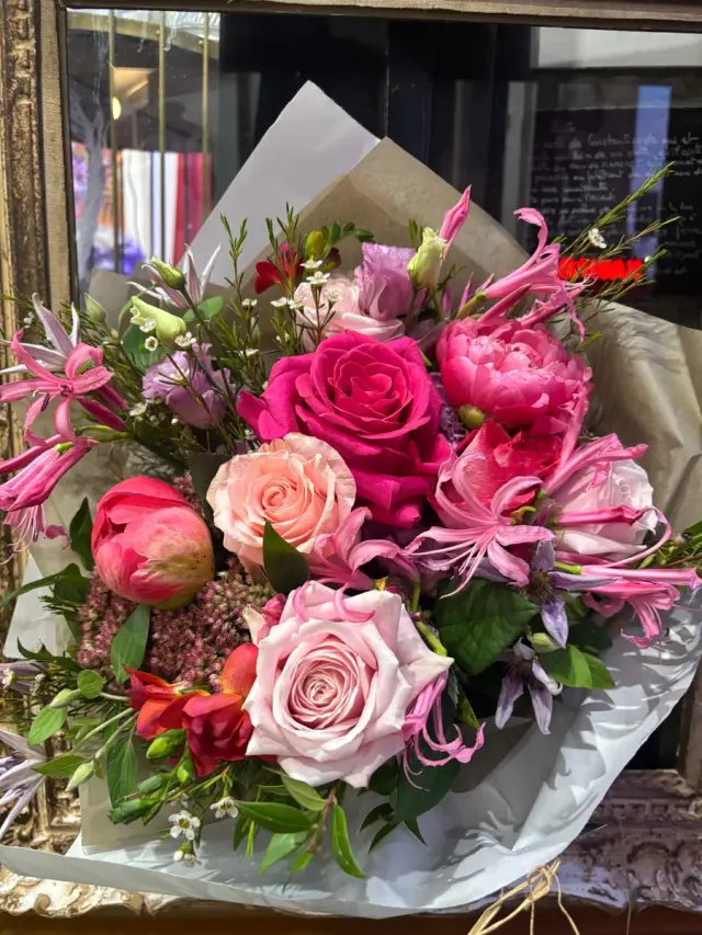 Roses et pivoines fuchsia — fleuriste Leïla Fleurs près d'Asnières