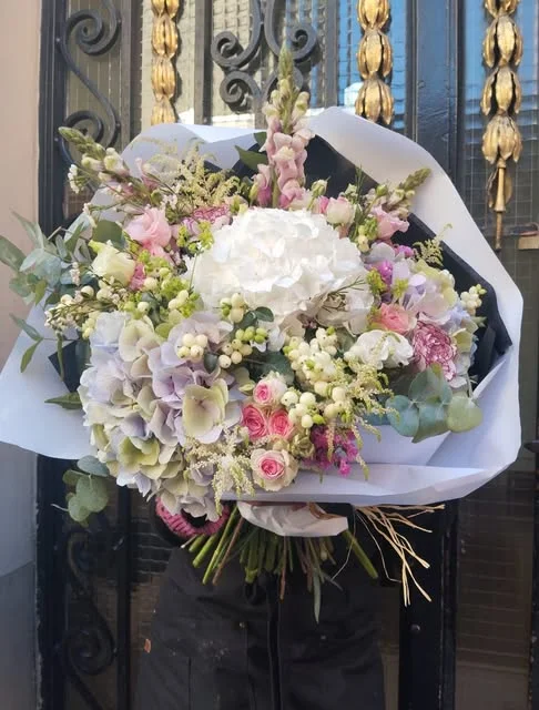Bouquet champêtre hortensia blanc et roses pastel — inspiration pour un mariage ou une grande occasion